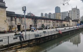 古建筑前游玩，客家屋围前的时光 - 鹿泽笔记