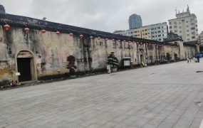 古建筑前游玩，客家屋围前的时光 - 鹿泽笔记