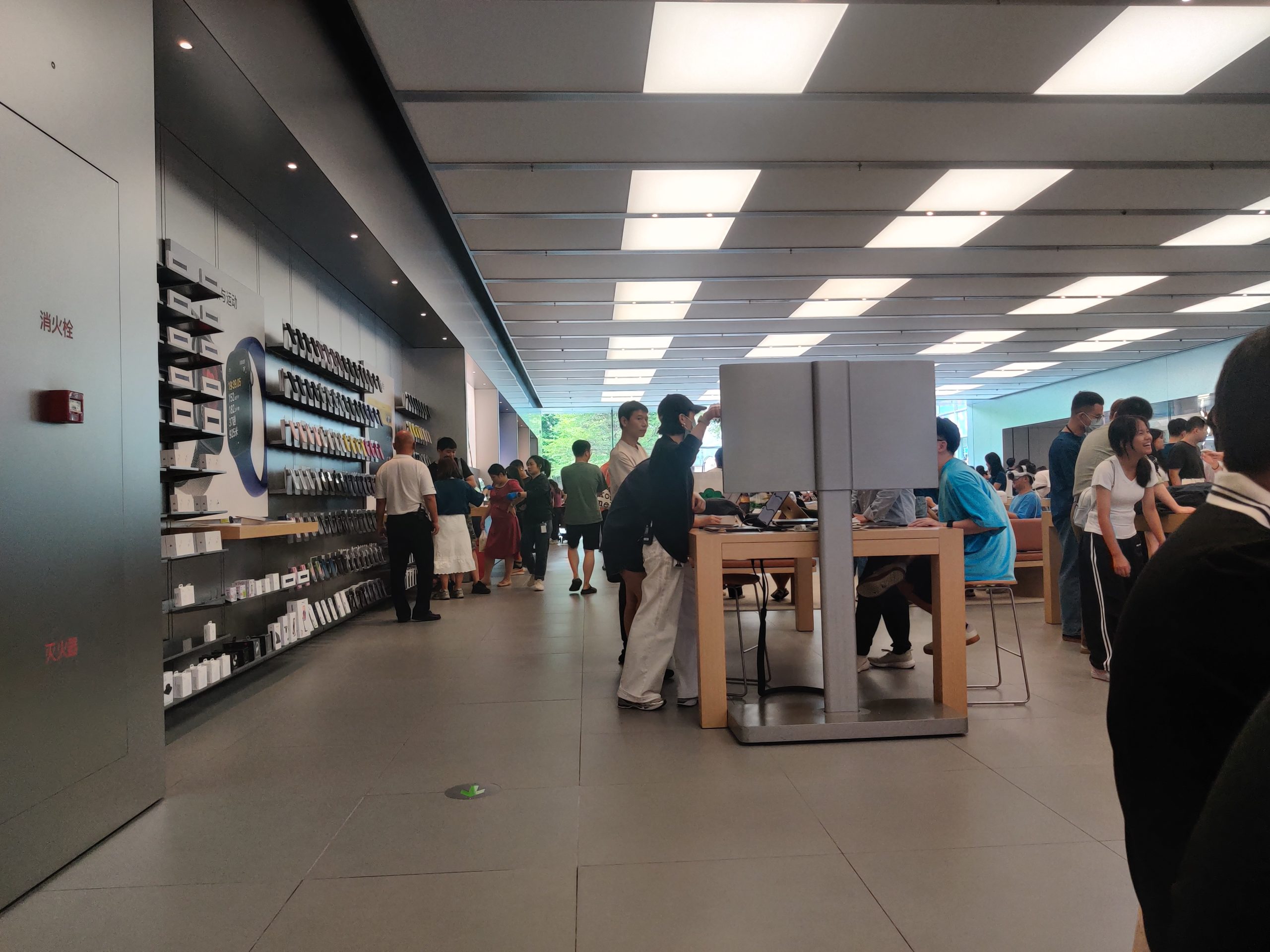 去益田假日广场apple store天才吧换电池，吃椒麻鸡手抓饭